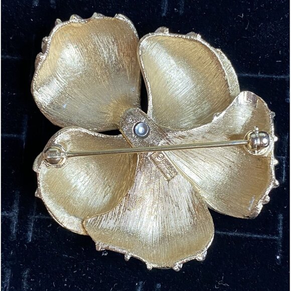 Vintage Trifari Gold-Tone & White Pansy Flower Brooch Pin 2" - Picture 2 of 4